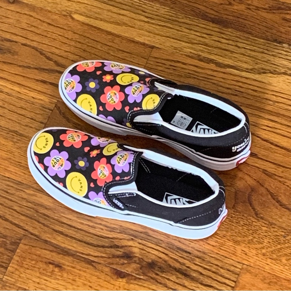 Vans Classic SlipOn Radically Happy Skate Shoe Sneaker Unisex NWT
Boys Kids Teen - Picture 16 of 16